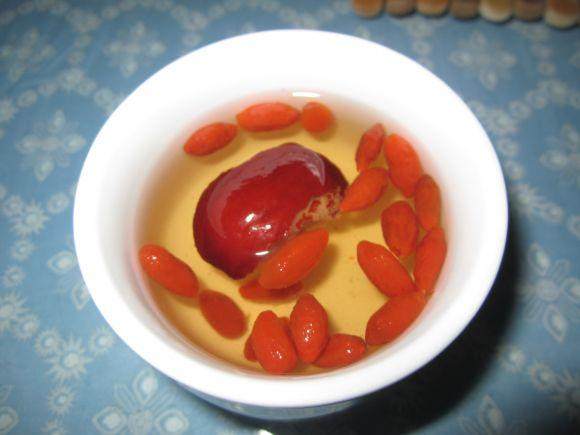 枸杞直接吃好还是泡水喝好？中医专家终于给出答案了