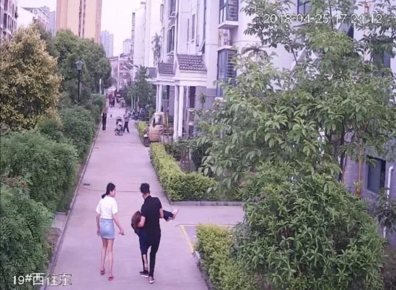 李芳跳下后，张军和室友下楼匆忙送李芳去医院。受访者供图