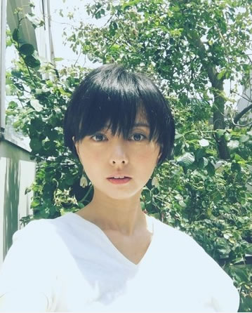女星生二胎带全家吃自己的胎盘，连两岁大的长女都跟着一起吃