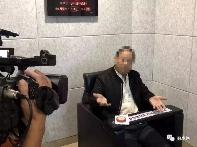 此案犯罪嫌疑人潘某勇，正在回答审讯警官和现场记者的提问。