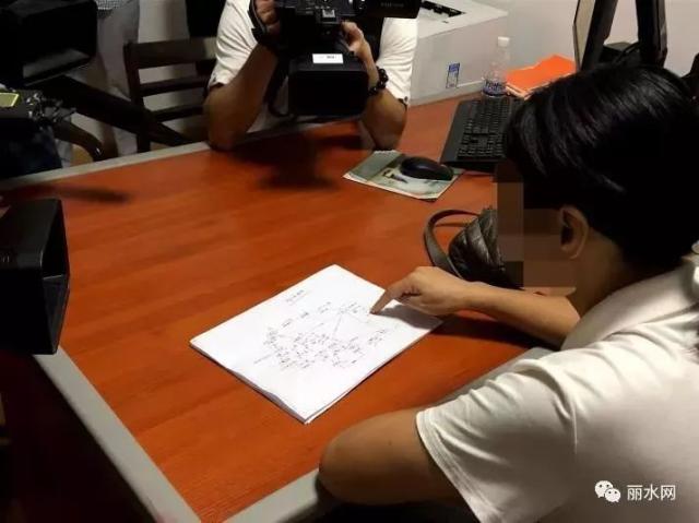 此案犯罪嫌疑人石某琴，用警方绘制的关系网，进一步向记者说明此案经过。