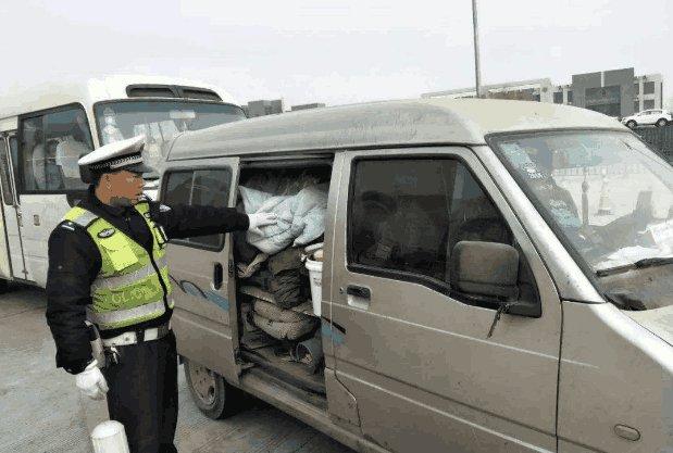 私家车后备厢装两箱水果就要被?？?？交警：没罚错交规就是这么定的