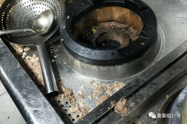 6月30日，胖哥俩肉蟹煲合生汇店，灶台上的污渍长时间无人清理，勺子也会堆积在灶台上