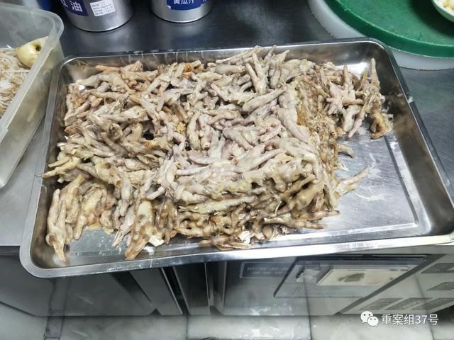 胖哥俩肉蟹煲合生汇店，当天剩下的熟鸡爪，留到第二天经过热水清洗后，继续给顾客食用